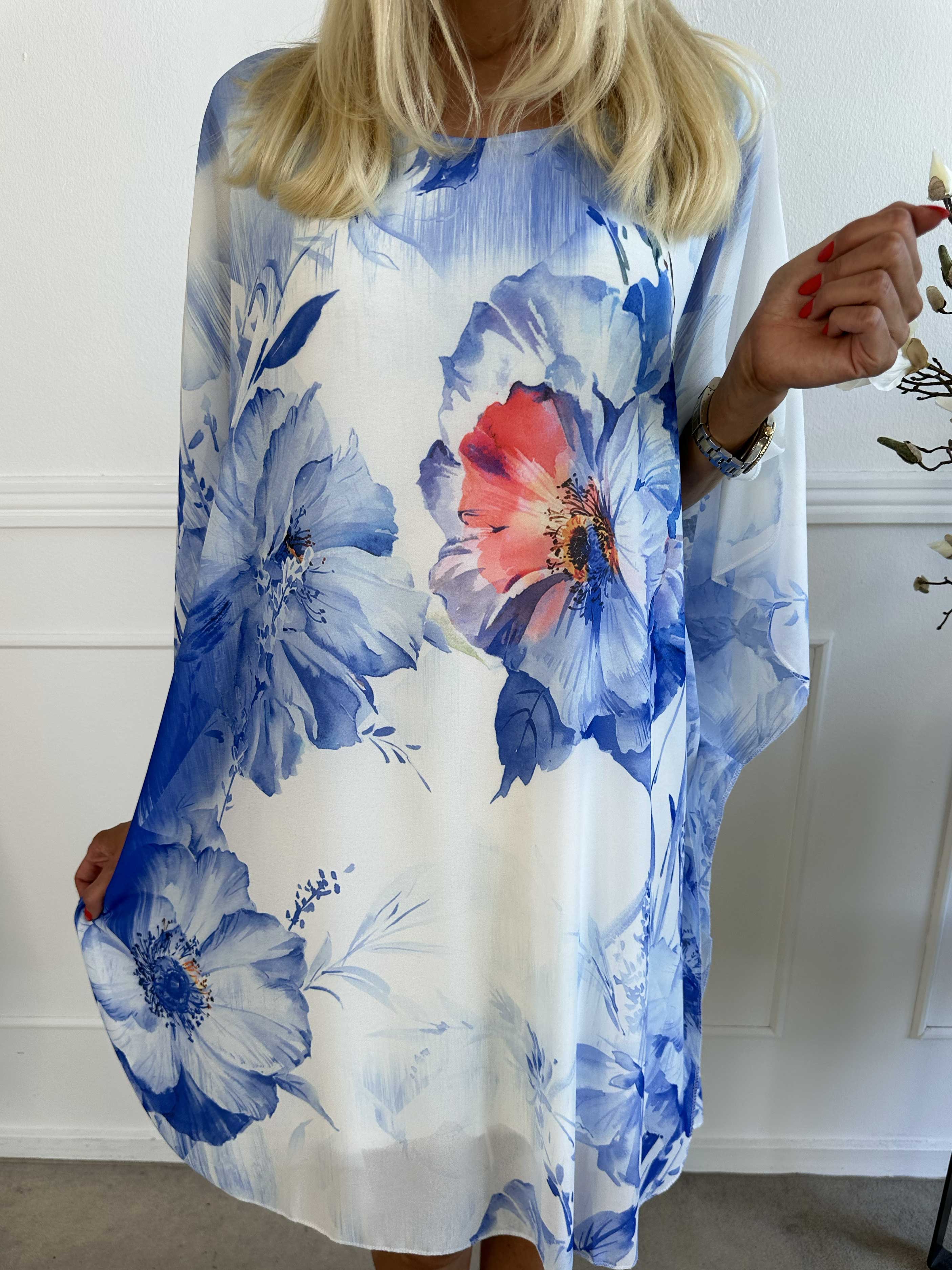 Senja - Kjole i chiffon med blomster og underkjole i viskose